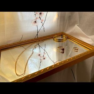 Selling a super cute vintage miroir and the perfect size!